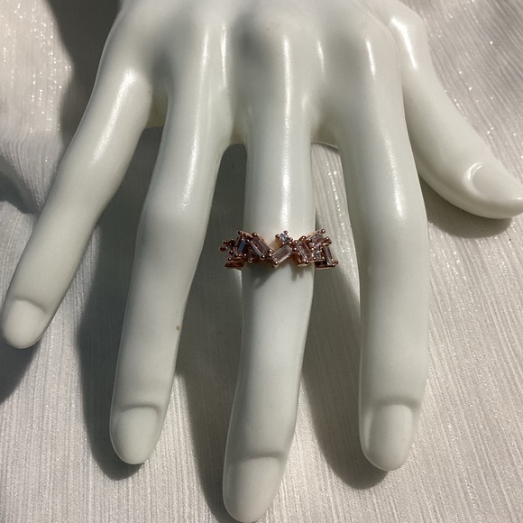 💋Beautiful Rose Gold Baguette DIamond (Lab) Cluster Band - Picture 11 of 16